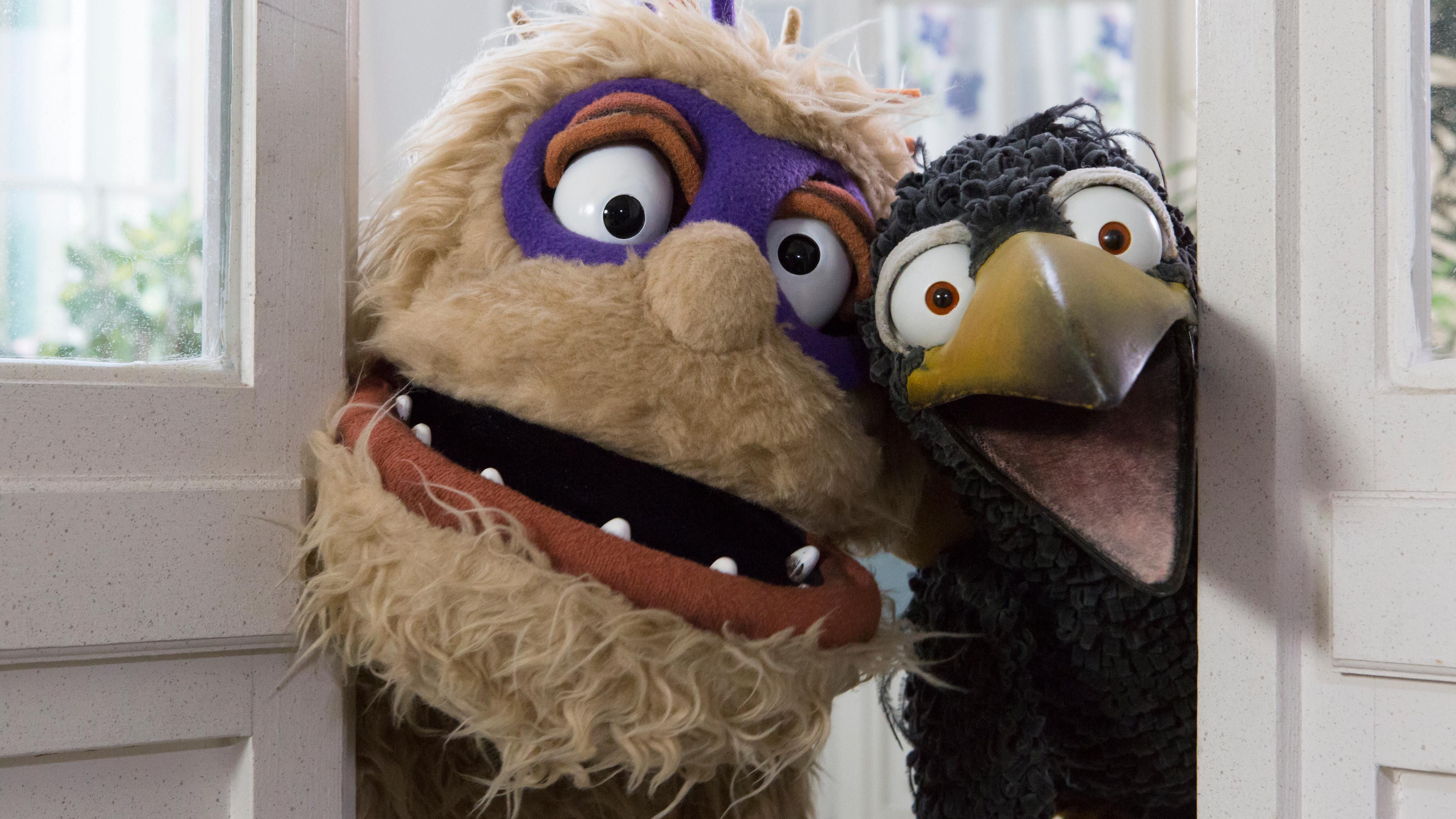 Monster und Rabe Rudi schauen schreiend durch einen Türspalt.