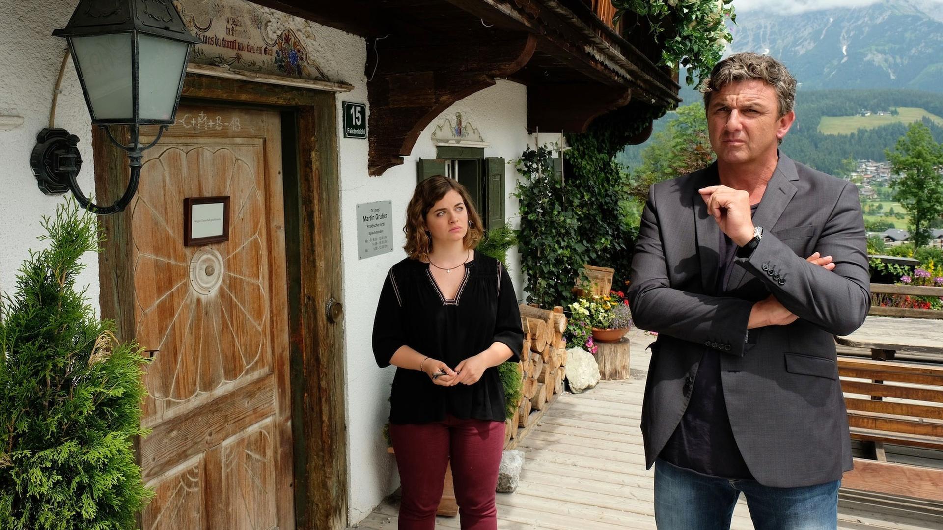 "Der Bergdoktor: Ein neuer Anfang": Nachdenklich stehen Martin (Hans Sigl) und Lilli (Ronja Forcher) vor der Arztpraxis .