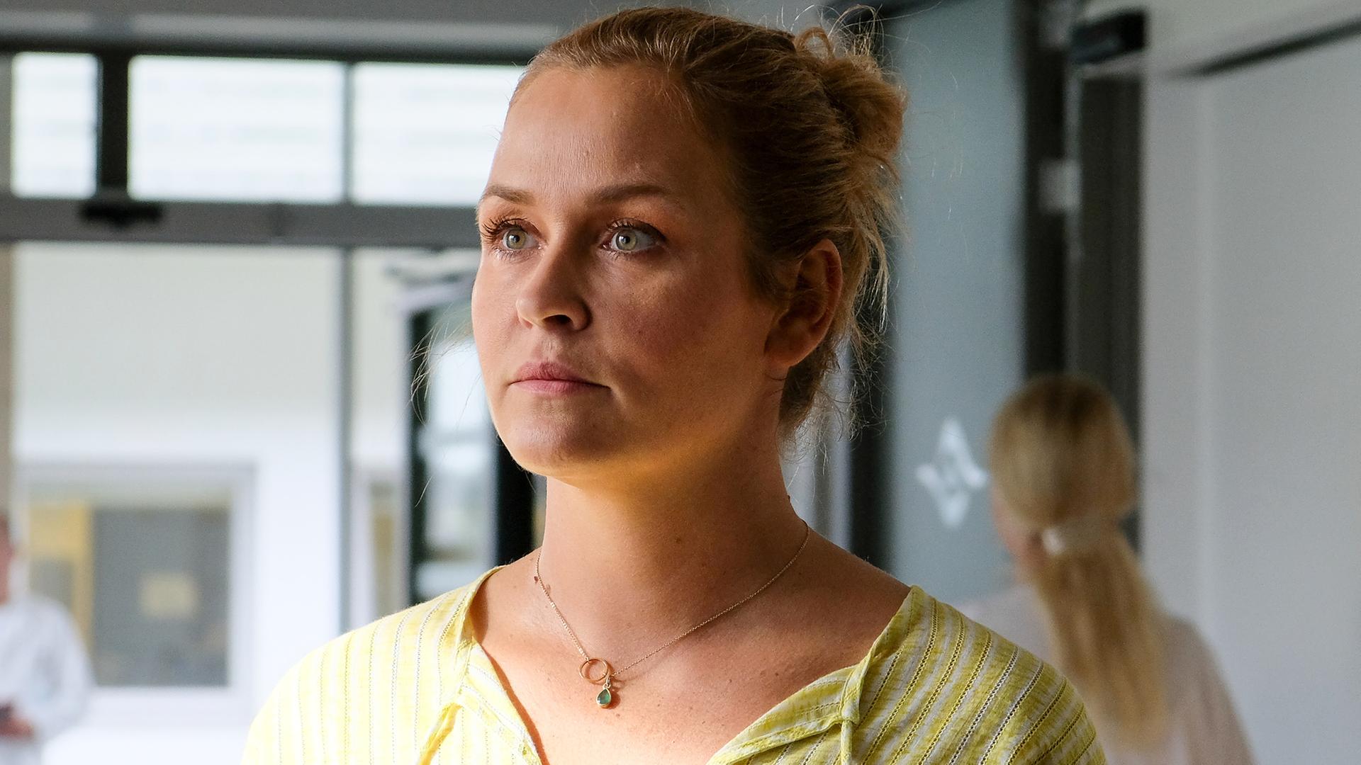 "Lena Lorenz - Ein neuer Anfang": Lena Lorenz (Judith Hoersch) blickt ernst.