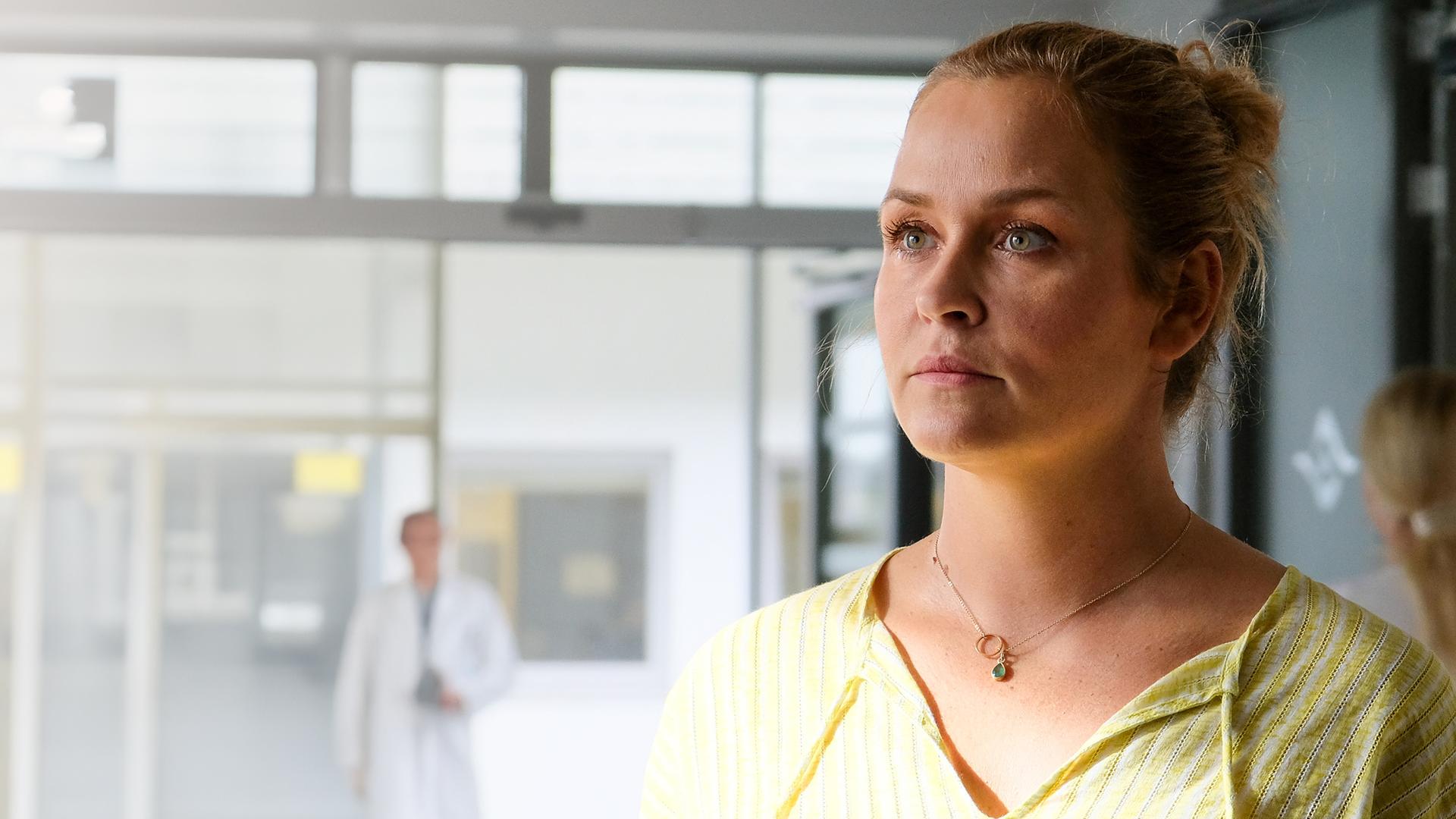 "Lena Lorenz - Ein neuer Anfang": Lena Lorenz (Judith Hoersch) blickt ernst.