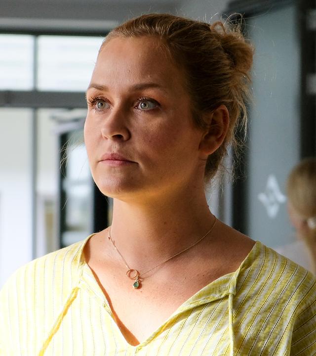 "Lena Lorenz - Ein neuer Anfang": Lena Lorenz (Judith Hoersch) blickt ernst.