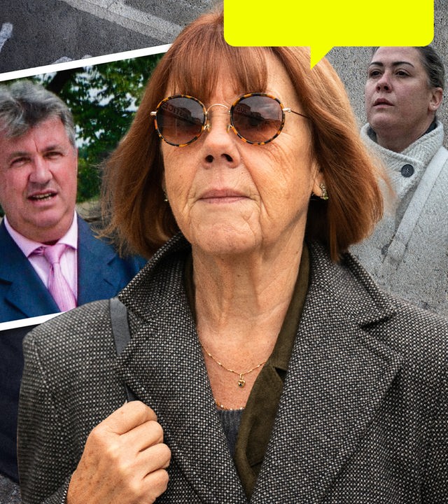 Im Vordergrund Gisèle Pelicot mit Sonnenbrille, rechts hinter ihr ihre Tochter. Links dahinter das Bild von Dominique Pelicot, im Hintergrund Fahnen und Poster von einer Kundgebung, die auf dem Boden liegen