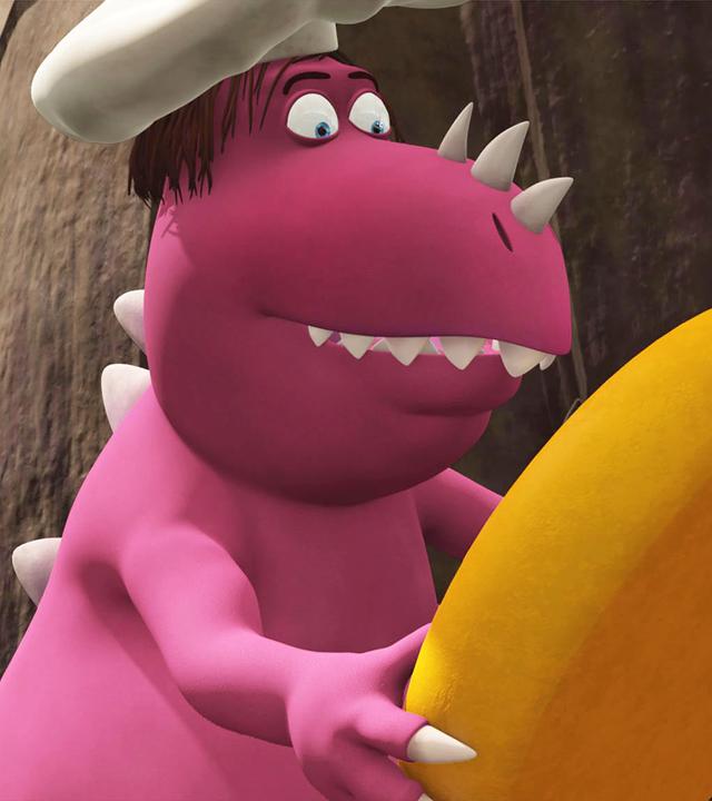 Chef lässt Käse reifen. Einen Käse hält er stolz in der Hand und begutachtet ihn.