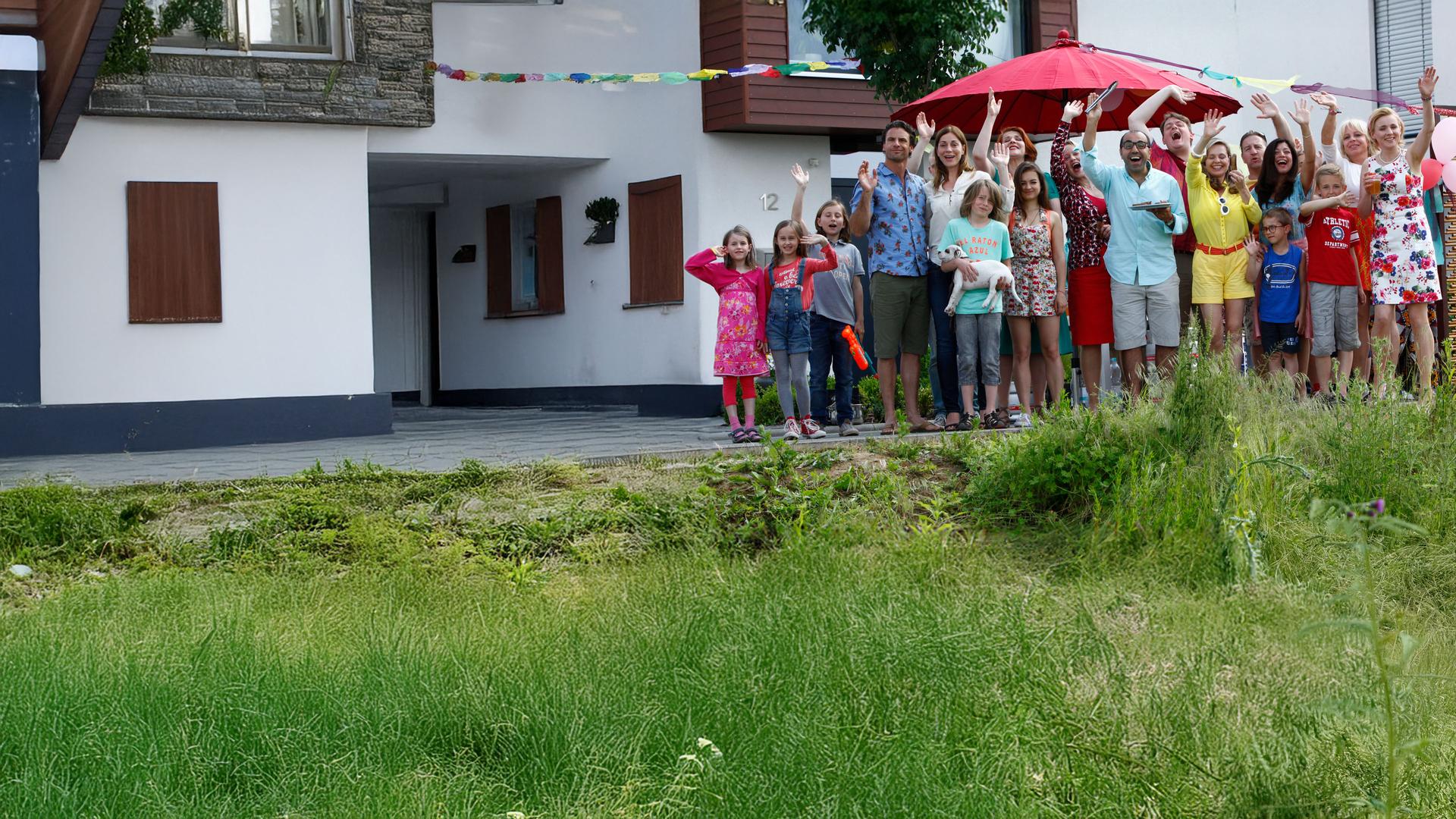 Eine glückliche Gemeinschaft: Die Börners und ihre neuen Nachbarn.