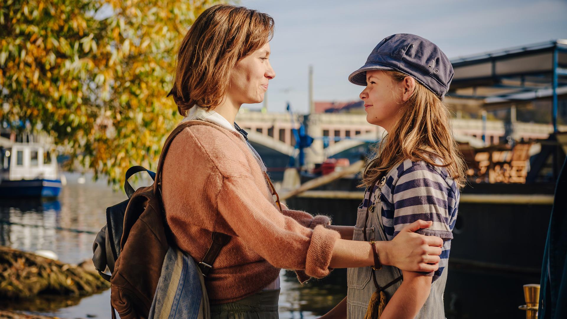 "Ein Sommer an der Moldau": In einem Hafen: Sophie (Alina Levshin) hält Katka (Ziva Marie Faske) glücklich an den Armen, um sich zu verabschieden.