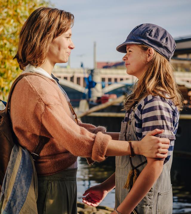 "Ein Sommer an der Moldau": In einem Hafen: Sophie (Alina Levshin) hält Katka (Ziva Marie Faske) glücklich an den Armen, um sich zu verabschieden.