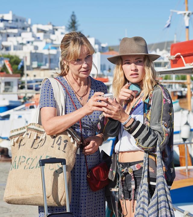 "Ein Sommer auf Mykonos": Susanne Johannson (Ann-Kathrin Kramer) steht mit ihrer Tochter Jana(Valerie Huber) am Hafen von Mykonos. Sie schauen auf ein Handy und schauen sich suchend um.