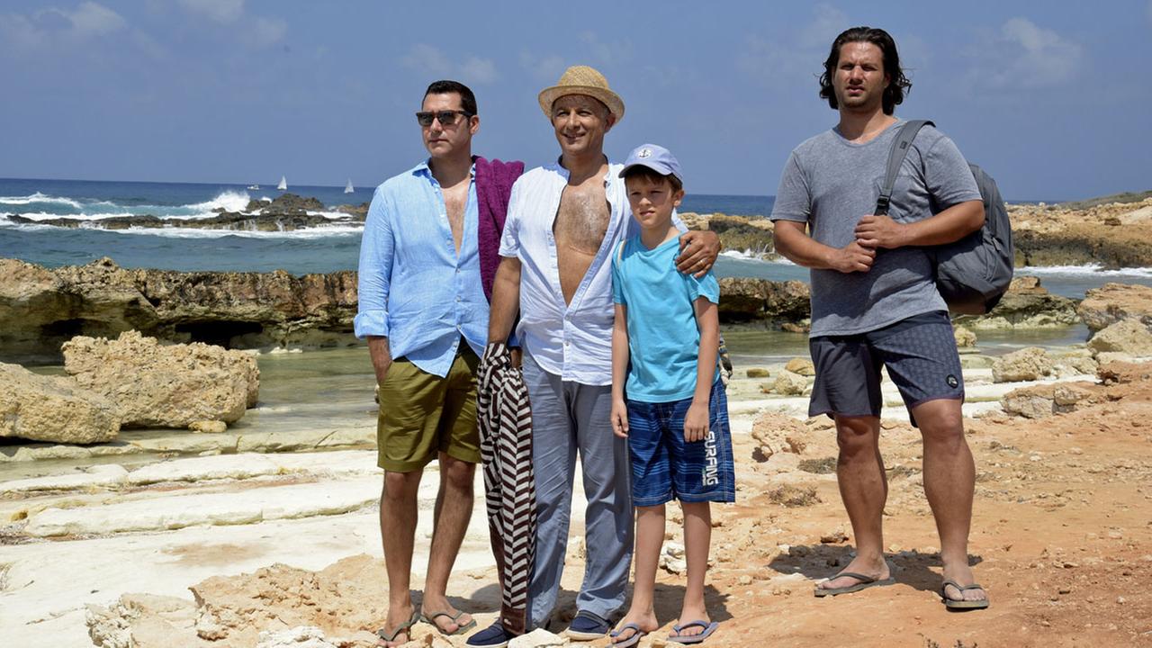 "Ein Sommer auf Zypern": Aiven (Orhan Kilic), Ioannis (Ramin Yazdani), Moritz (Lino/Leon de Greiff) und Elyas (Adam Bousdoukos) stehen am Strand.