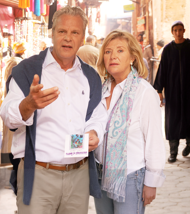 "Ein Sommer in Marrakesch": In einer engen Gasse in Marrakesch stehen Rudi (Peter Sattmann) und Tina (Jutta Speidel) eng nebeneinander und blicken rätselnd nach vorne.