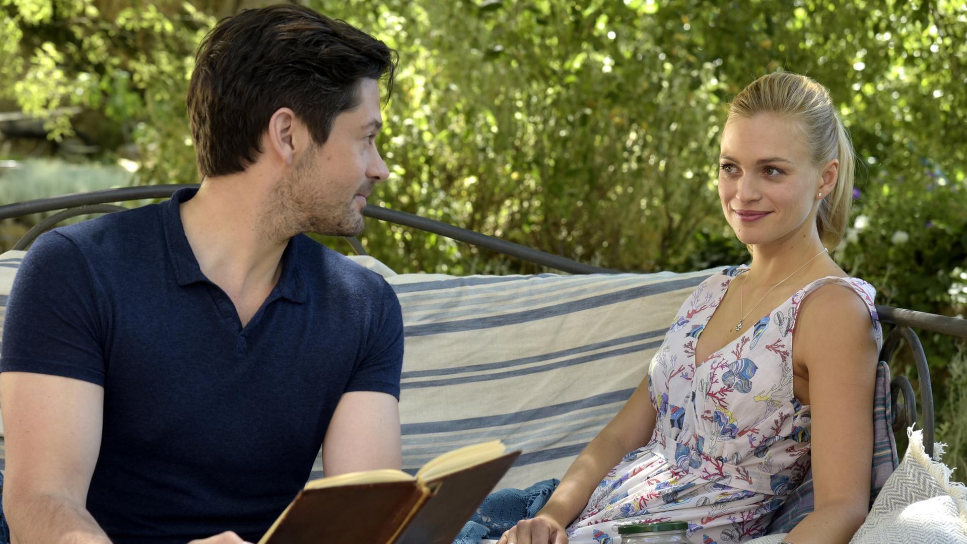 "Ein Sommer in Südfrankreich": André (Bruno Bruni) und Charlotte (Julie Engelbrecht) sitzen gemeinsam auf der Gartencouch.