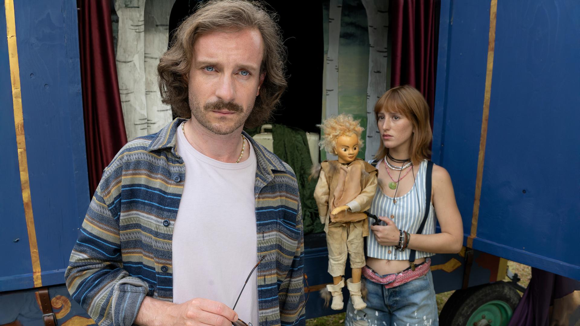 "Inga Lindström: Ein Sommer voller Wunder": Simon (Max Rothbart) und Puppenspielerin Rosalie (Leah Lavinia)