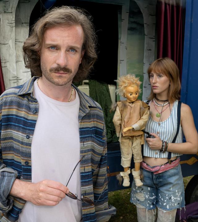 "Inga Lindström: Ein Sommer voller Wunder": Simon (Max Rothbart) und Puppenspielerin Rosalie (Leah Lavinia)