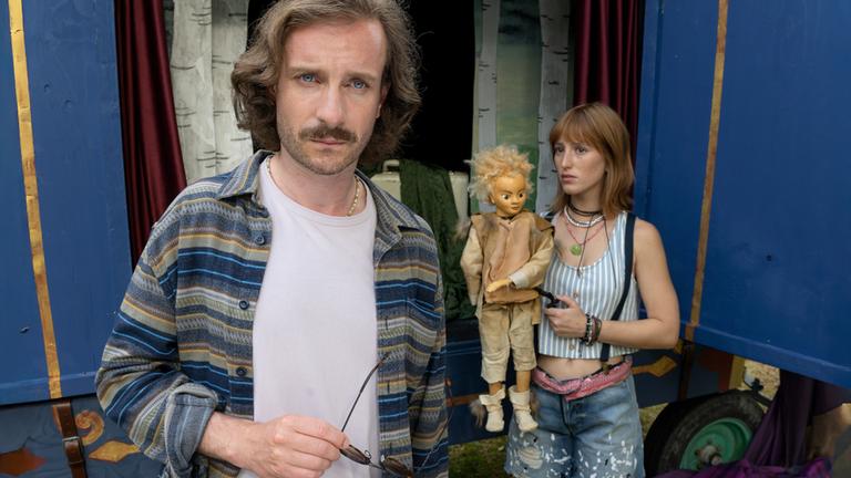 "Inga Lindström: Ein Sommer voller Wunder": Simon (Max Rothbart) und Puppenspielerin Rosalie (Leah Lavinia)