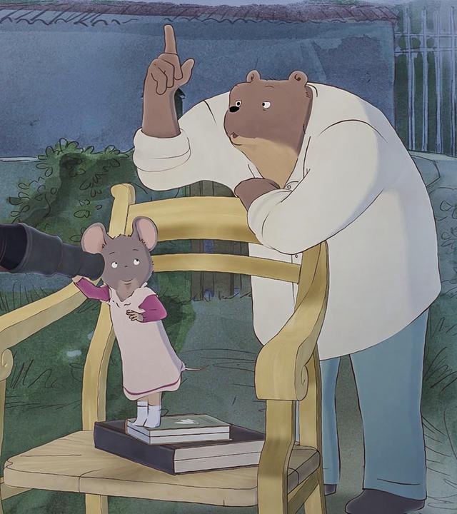 Celestine steht auf einem Bücherstapel, der auf einem Stuhl liegt und hält ein selbstgebautes Teleskop umklammert. Ernest hat es für sie gebaut und in den Garten gestellt, damit sie ihren eigenen Stern besser finden kann. Ernest (r.) steht hinter ihr, den Zeigefinger nach oben gerichtet und erzählt ihr etwas über die Sterne.