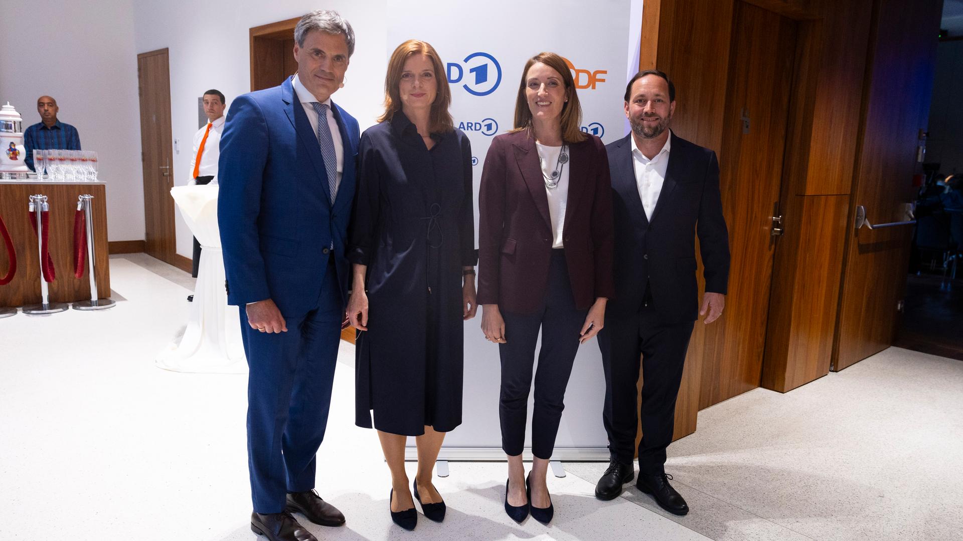 Anlässlich der Brüsseler Veranstaltung "Europa am Scheideweg – gestern und heute" und der Vorführung des ZDF-Films "An einem Tag im September": Nebeneinander stehend: ZDF-Intendant Norbert Himmler, WDR-Intendantin Katrin Vernau, EU-Parlamentspräsidentin Roberta Metsola und Staatsskretär Florian Hassler (v.l.n.r.) 