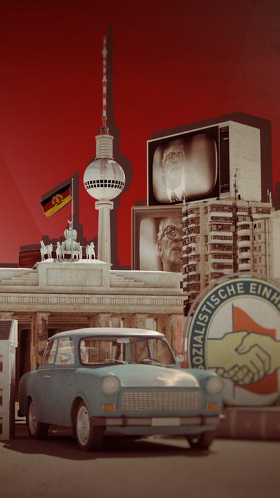 Animierte grafische Elemente vor rötlichem Hintergrund: ein Stück Mauer samt Wachturm, ein Trabant vor dem Brandenburger Tor, dahinter der Fernsehturm "Alex", Fernsehgeräte mit Honecker im Bild, ein Plattenbau, ein Parteizeichen der SED und Karl Marx-Büste.