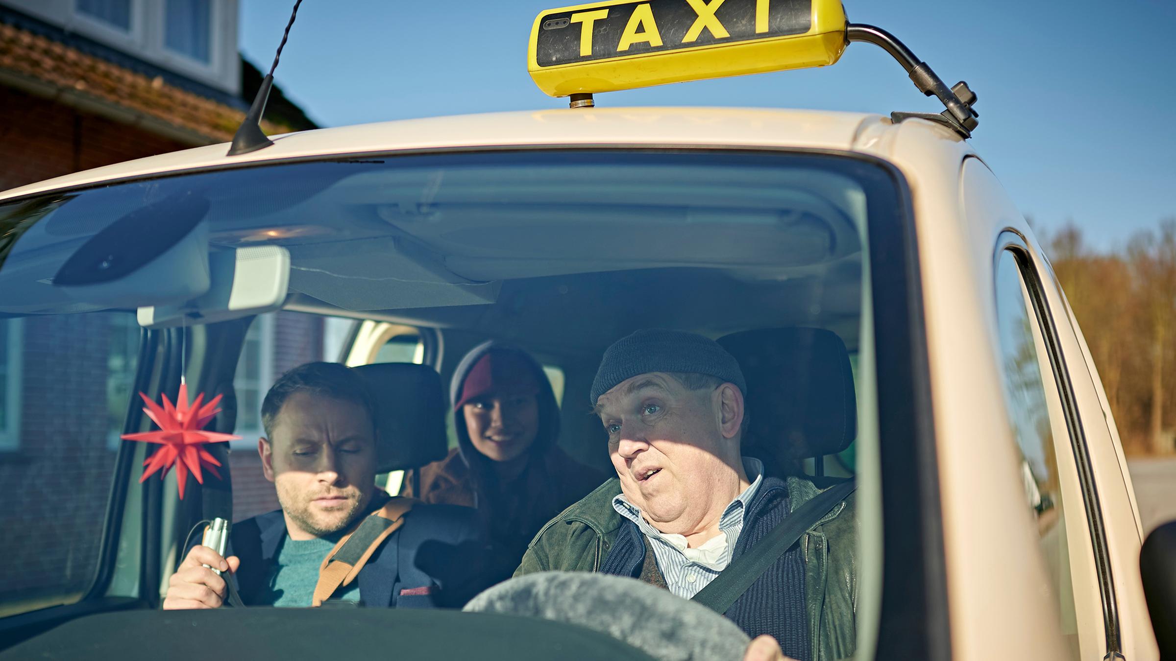 Jan, Axel und Linh im Taxi 