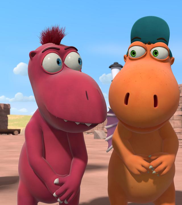 Kokosnuss und Oskar stehen nebeneinander und lächeln sich an. Im Hintergrund steht Matilda und guckt sie an.