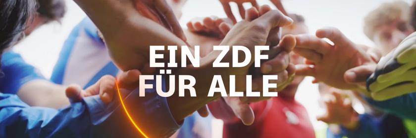 Der Schriftzug "Ein ZDF frü alle" vor Händen, die sich halten, aus der Froschperspektive