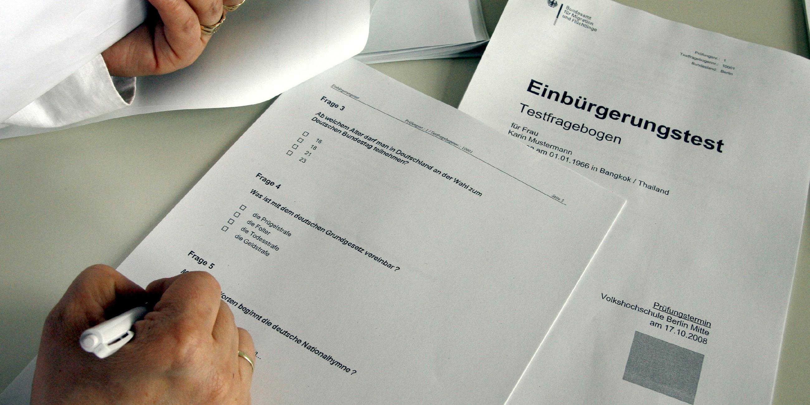 Archiv: Einbürgerungstest wird ausgefüllt