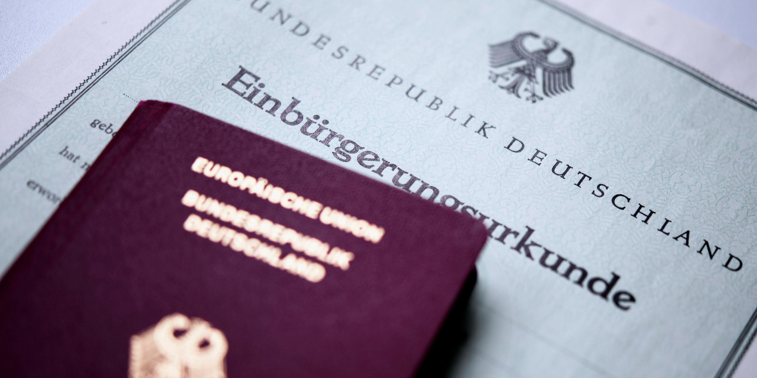 Symbolbild: Einbürgerungsurkunde und Reisepass
