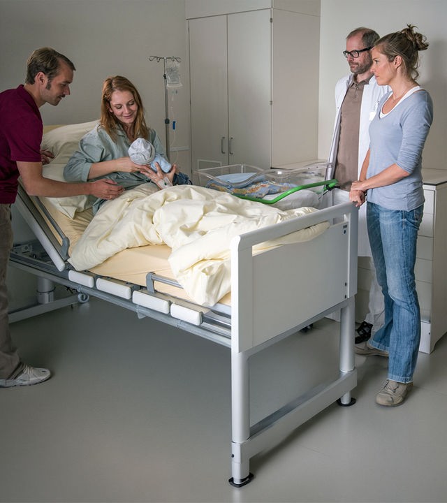 "Lena Lorenz - Eindeutig uneindeutig": In einem Krankenhauszimmer sitzt Nina Cramer (Daniela Schulz) mit einem Baby im Arm im Bett. Thomas Cramer (Max Woelky) beugt sich zu den beiden. An der anderen Seite des Bettes stehen Lena Lorenz (Patricia Aulitzky) und Dr. Keller (Thomas Limpinsel) und blicken auf die Familie.