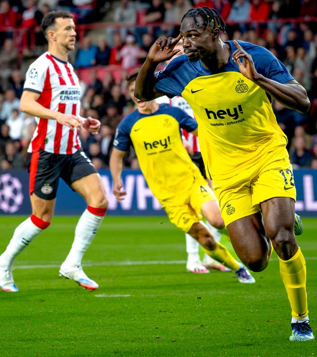 Promise David jubelt und fasst sich ans rechte Ohr, nachdem er gegen PSV das 1:0 für Royale Union Saint-Gilloise erzielt hat.