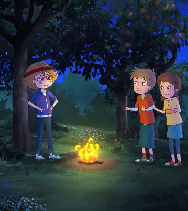 Malina (links) steht mit Lea und Luis (rechts) nachts am Lagerfeuer.