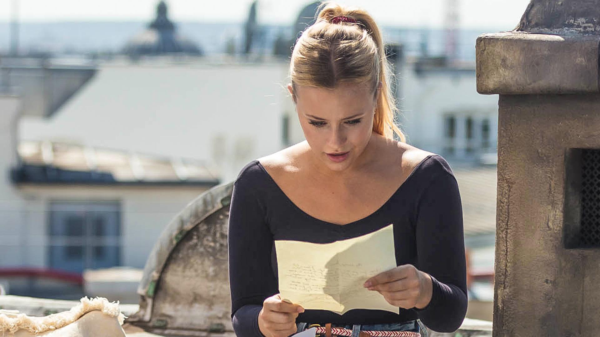 Lena liest an ihrem Lieblingsplatz auf dem Dach der Pariser Oper einen Brief von ihrer Mutter, Prinzessin Alexandra. Darin warnt ihre Mutter sie vor den Agenten der Zeitreisenbehörde.