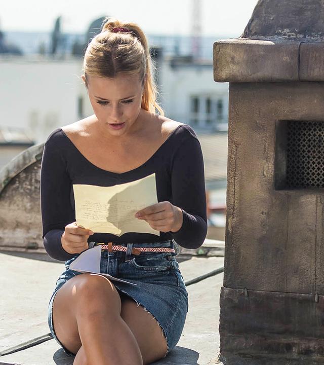 Lena liest an ihrem Lieblingsplatz auf dem Dach der Pariser Oper einen Brief von ihrer Mutter, Prinzessin Alexandra. Darin warnt ihre Mutter sie vor den Agenten der Zeitreisenbehörde.