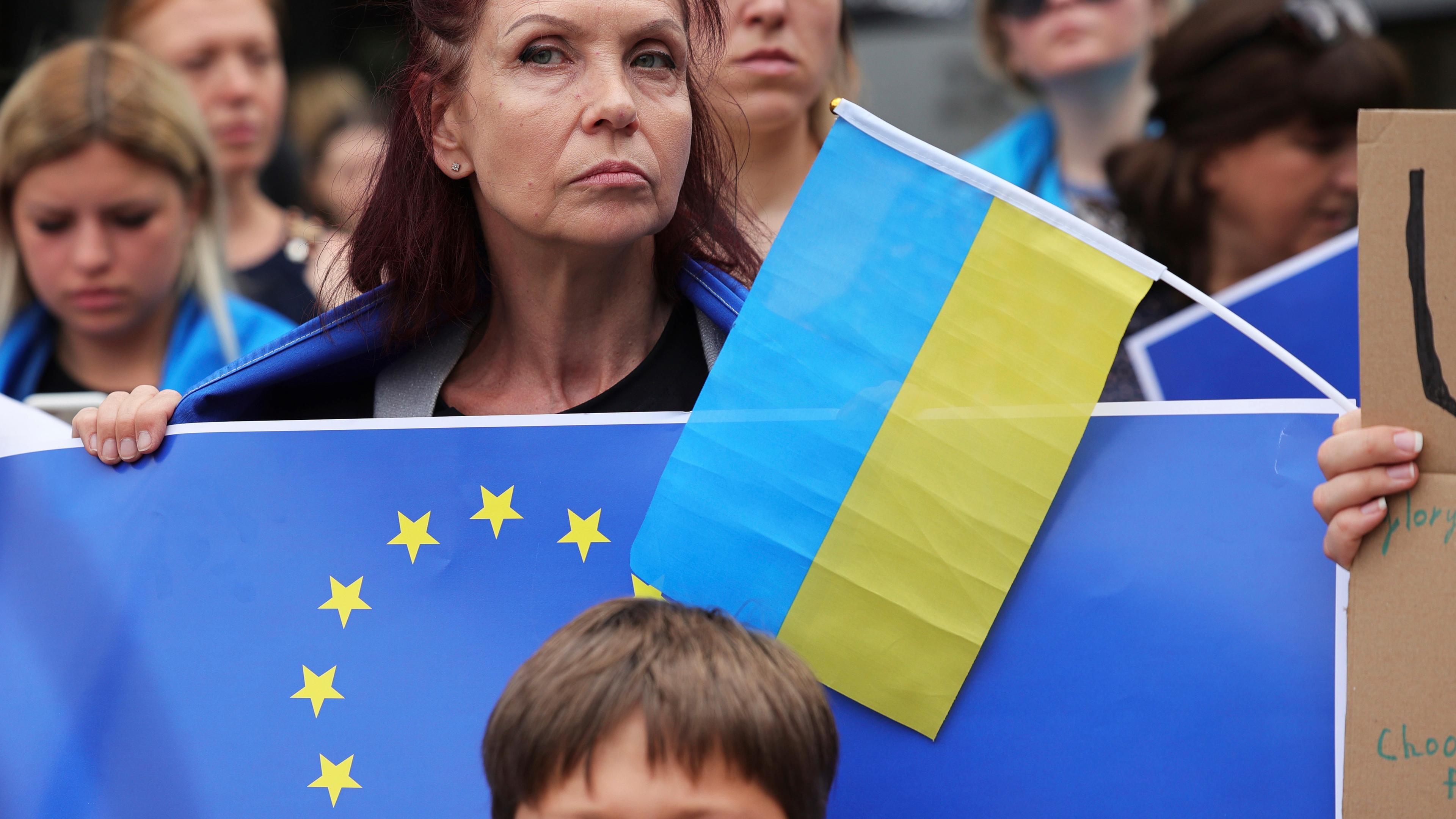 Eine Demonstrantin für EU Beitritt der Ukraine, Brüssel 23.06.2022