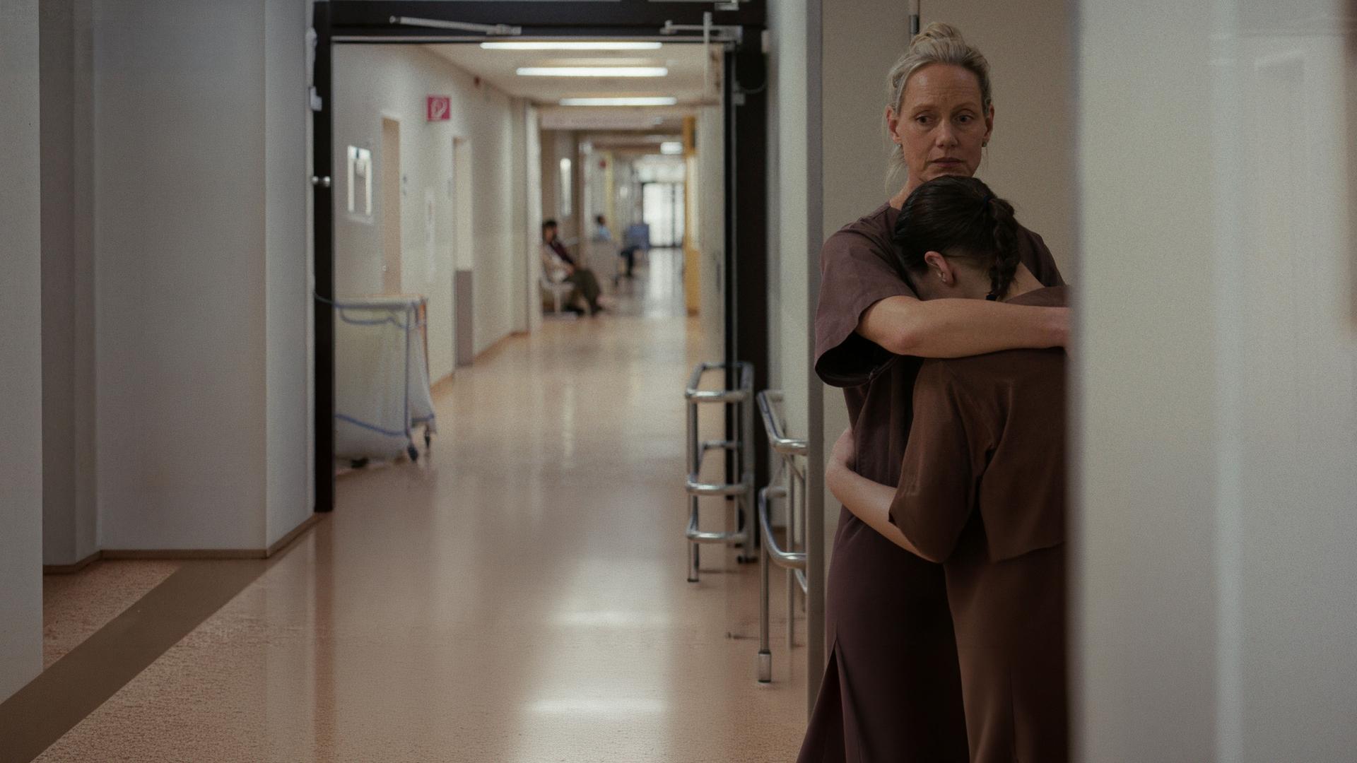 "PUSH - Eine Frage der Perspektive": Anna (Anna Schudt) nimmt Elke (Marie Rosa Tietjen) auf dem Klinikflur in den Arm und tröstet sie.
