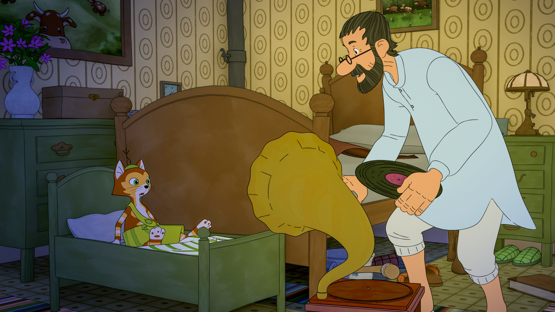 Findus sitzt staunend in seinem Bett im halbdunklen Schlafzimmer. Er beobachtet Pettersson, der im Schlafanzug eine Schallplatte auf den Drehteller eines alten Grammophons legen will.
