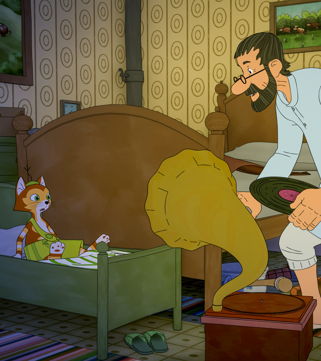 Findus sitzt staunend in seinem Bett im halbdunklen Schlafzimmer. Er beobachtet Pettersson, der im Schlafanzug eine Schallplatte auf den Drehteller eines alten Grammophons legen will.