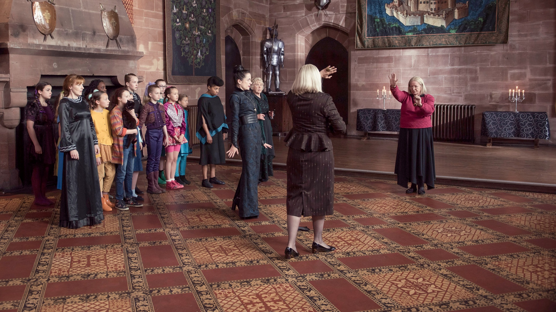 Frau Graustein im Duell mit sich selbst, während die Klasse beeindruckt zuschaut.