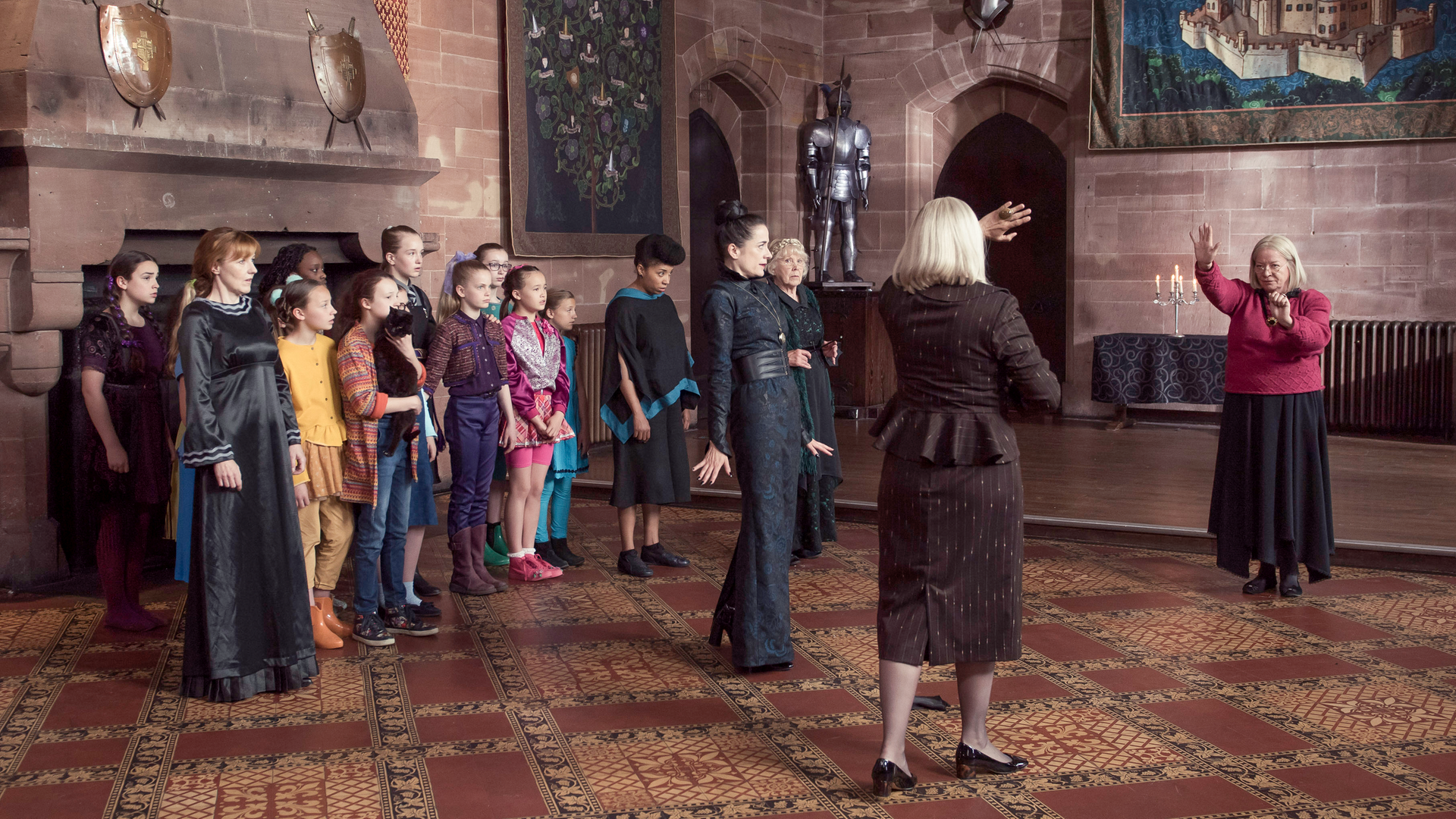 Frau Graustein im Duell mit sich selbst, während die Klasse beeindruckt zuschaut.