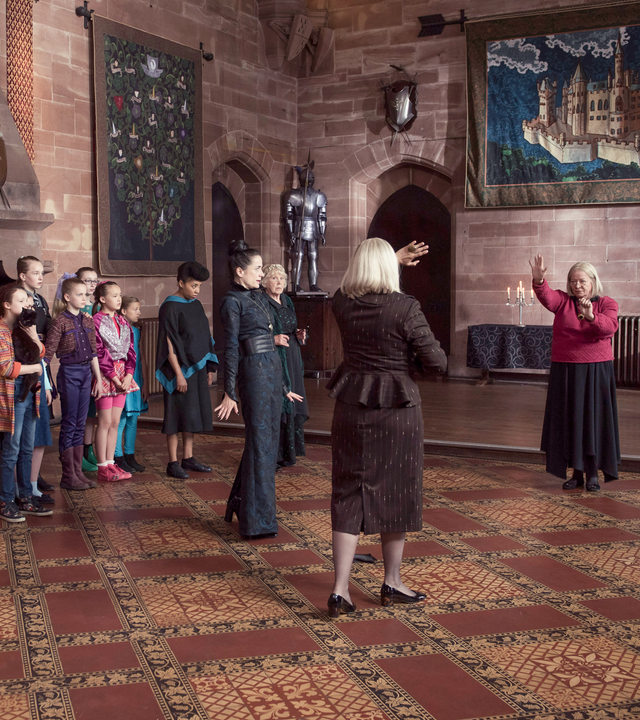 Frau Graustein im Duell mit sich selbst, während die Klasse beeindruckt zuschaut.