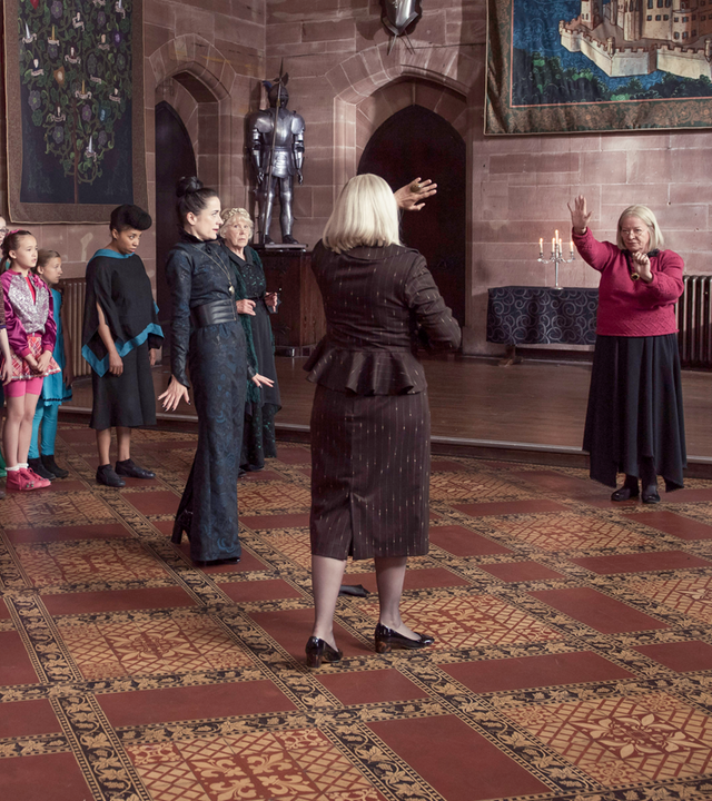 Frau Graustein im Duell mit sich selbst, während die Klasse beeindruckt zuschaut.
