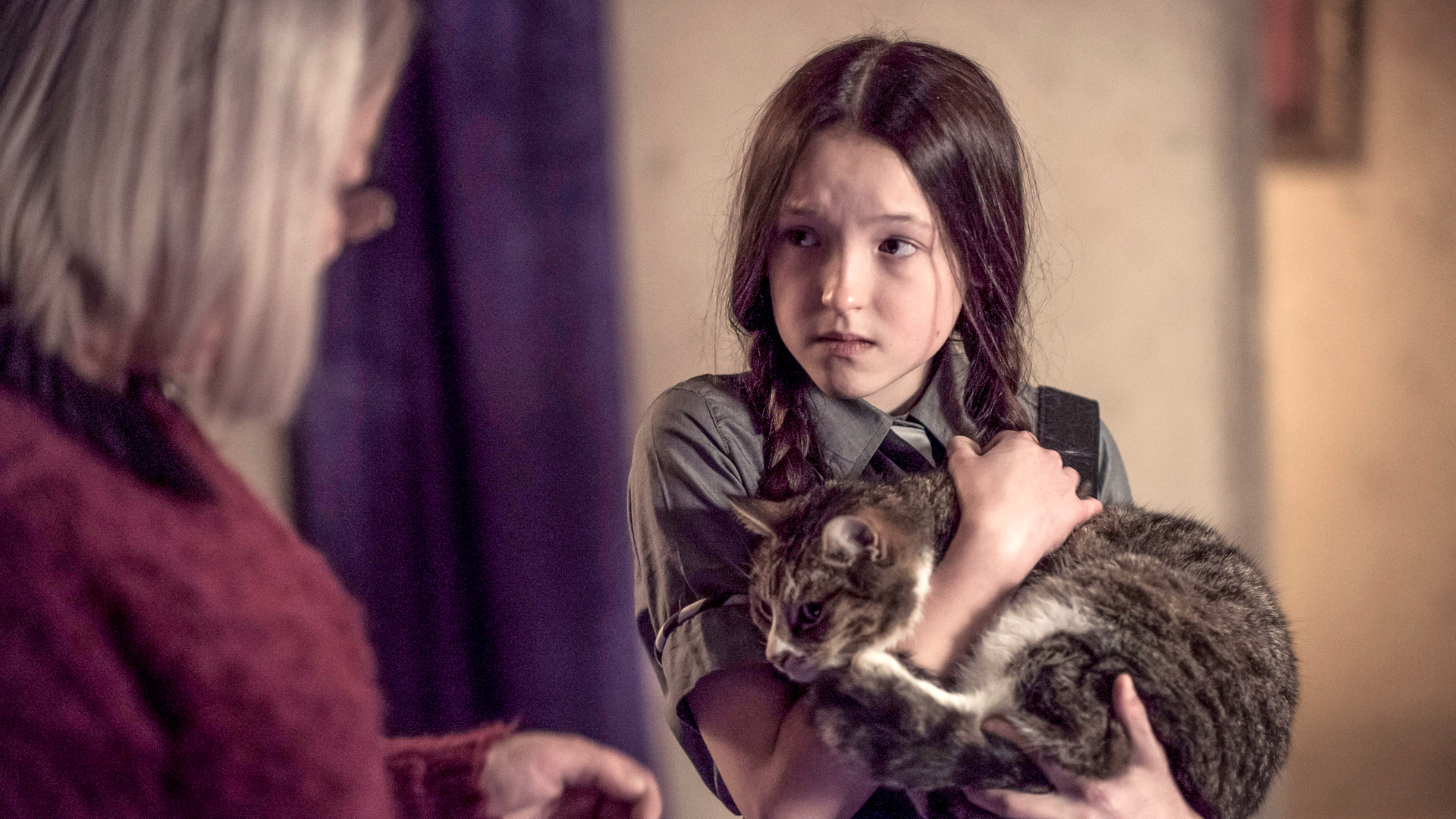 Mildred mit Katze Tapsi auf dem Arm.