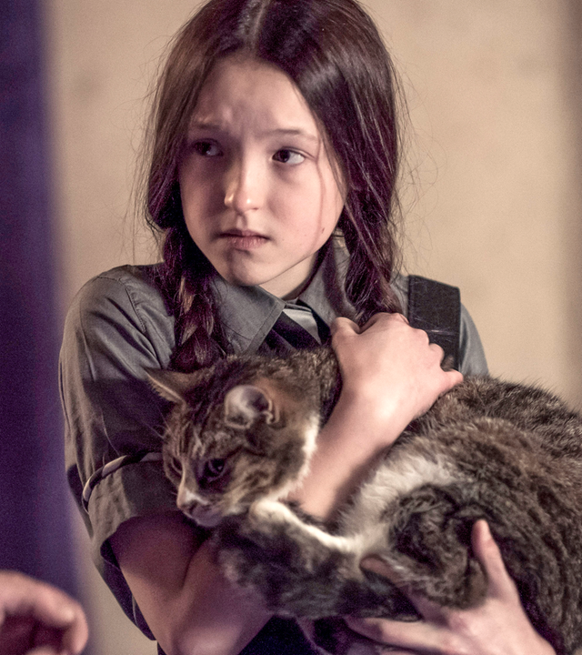 Mildred mit Katze Tapsi auf dem Arm.