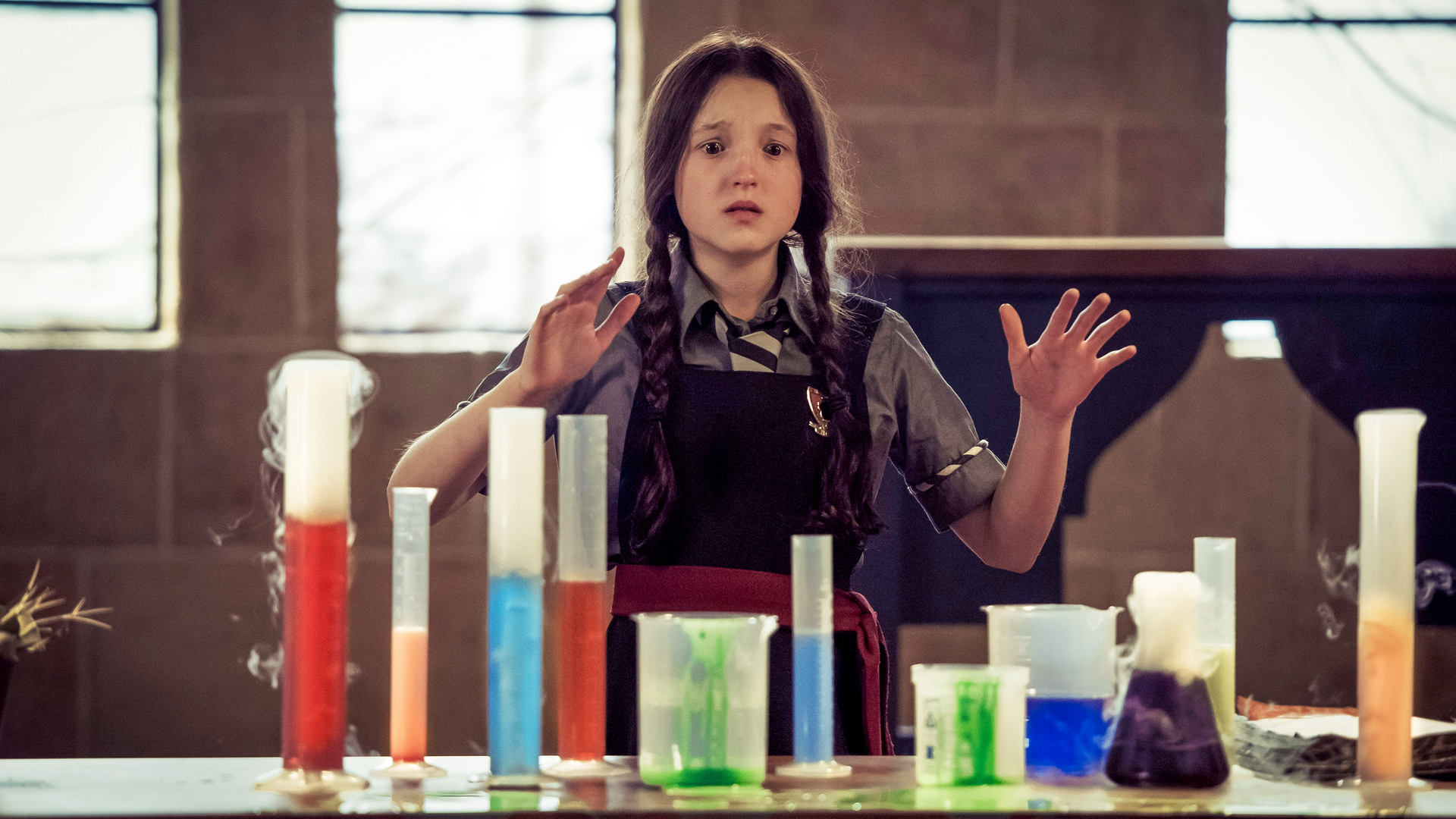 Mildred steht verzweifelt vor Gläschen mit bunten Zaubertränken.