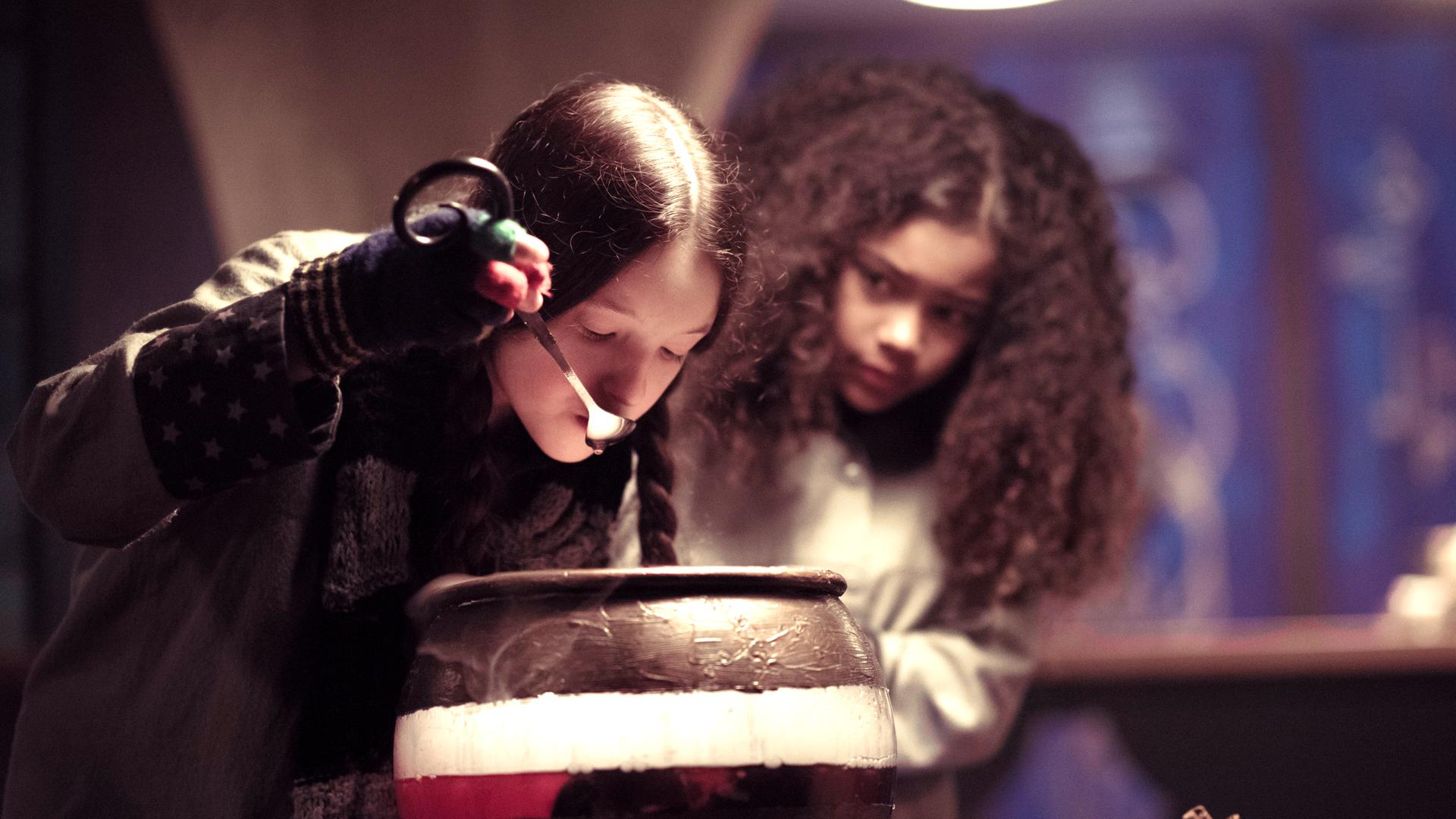 Mildred braut einen Weisheitstrank und trinkt ihn.