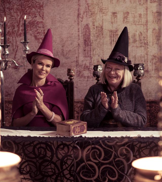 Die Jury des Wettbewerbs, aus drei Hexen bestehend applaudiert.