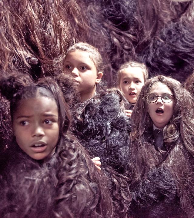 Die Schülerinnen mit verhexten, langen Haaren überall, sind erschrocken.