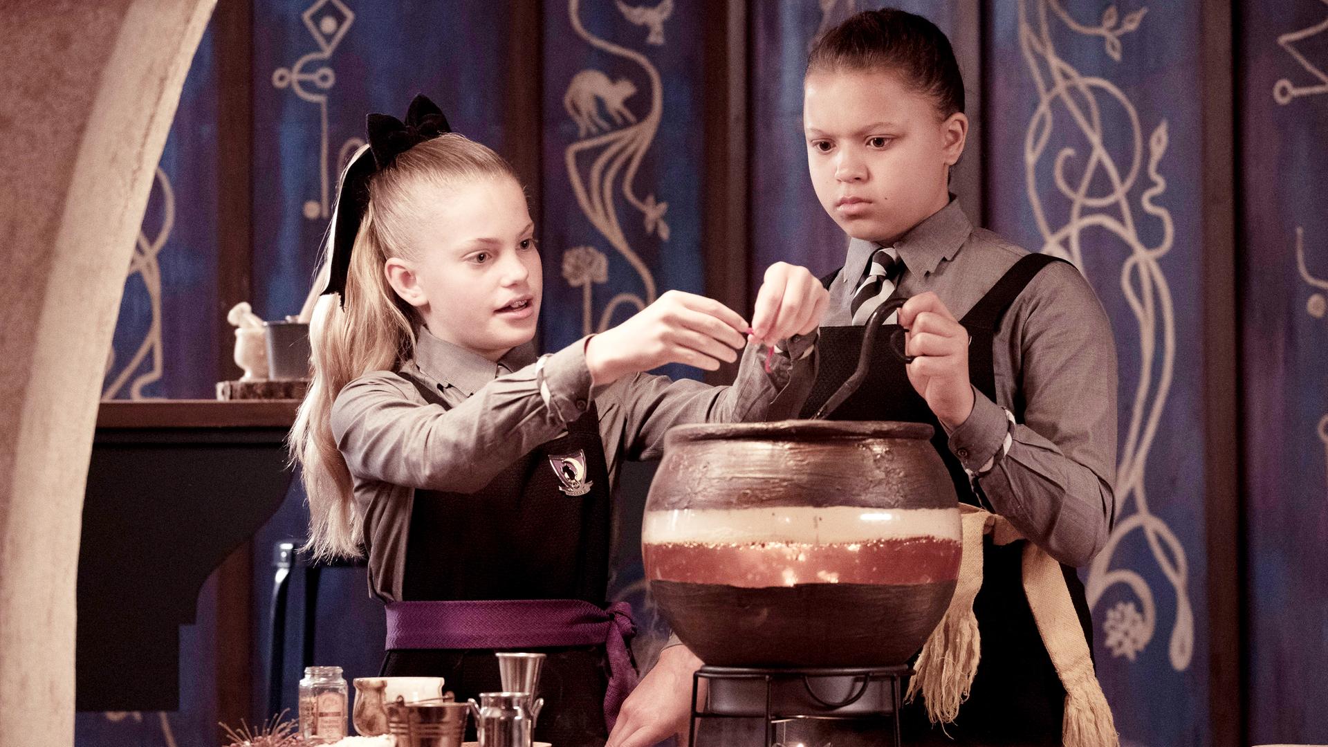 Esther und eine Klassenkameradin mixen einen Zaubertrank.
