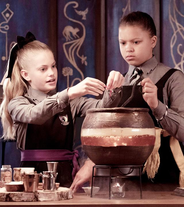 Esther und eine Klassenkameradin mixen einen Zaubertrank.