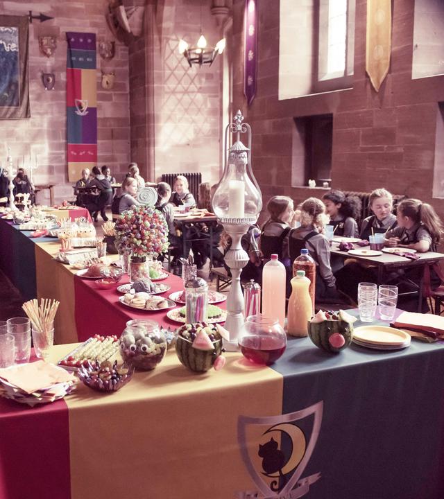 Im Speisesaal sind alle Hexenschülerinnen versammelt.