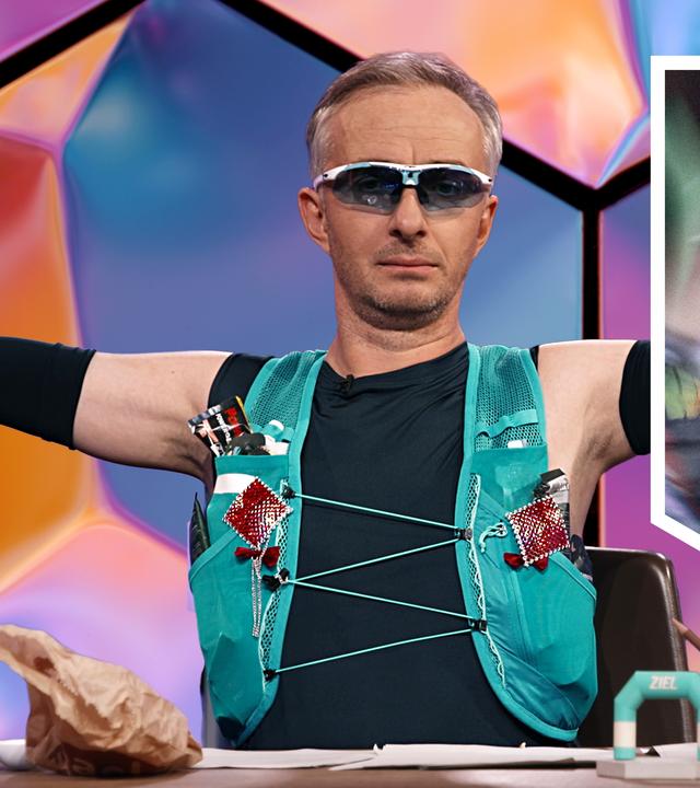 Jan Böhmermann sitzt mit erhobenen Armen am Schreibtisch. Er trägt eine Laufweste und eine Sportbrille. Im Hintergrund ist ein Bild mit verschwommenen Beinen laufender Menschen zu sehen. Darüber steht das Wort "MARATHON".