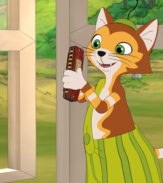 Stolz hält Findus eine Mundharmonika in den Händen. Er steht vor einem halb geöffneten Fenster.