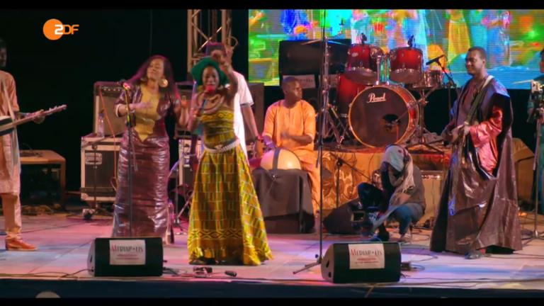 Eine Musikerin aus Mali und Mitglied der Gruppe Mali Blues.